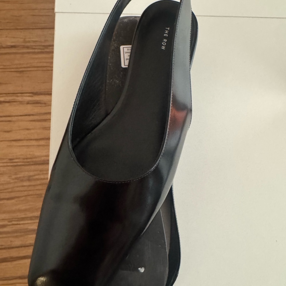 The Row leather mules size 39,5 running small so I will think 39/9 - Picture 4 of 8